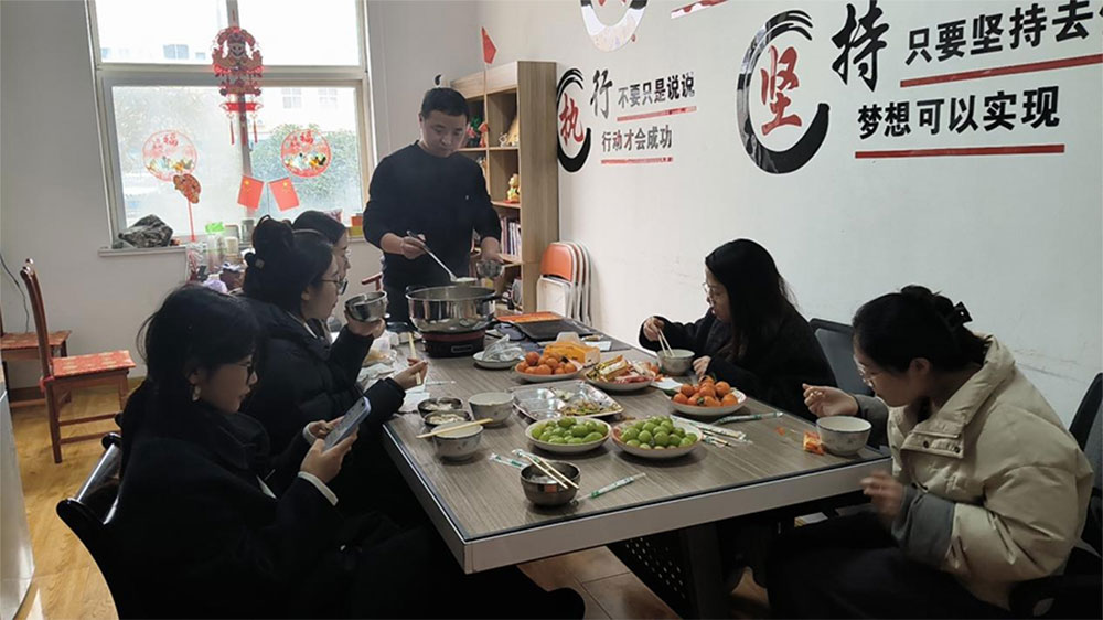 Lucerna tribuisti Prandium: Tangyuan et Team Vibes ad officium